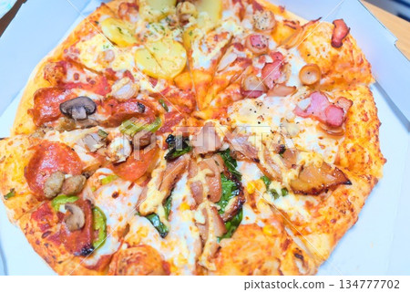 慶祝活動上擺放著各式各樣的披薩 134777702