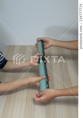 兒童傳遞捲軸的垂直構圖 134777714