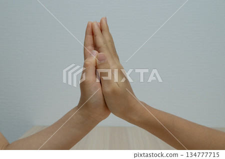 孩子們擊掌的特寫鏡頭 134777715
