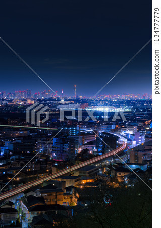 稻田水壩附近列車的燈光軌跡和新宿的夜景。 稻田水壩附近列車的燈光軌跡和新宿的夜景。 134777779