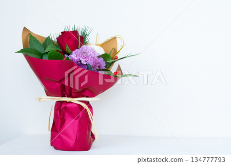 一束美麗的鮮花擺放在白色背景上 一束美麗的鮮花擺放在白色背景上 134777793