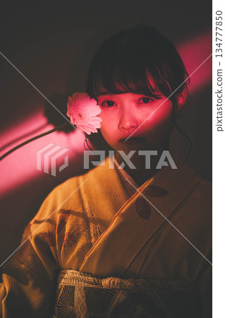 和服的一位年輕女士 134777850