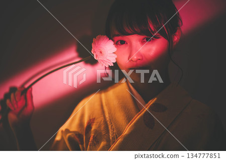 和服的一位年輕女士 和服的一位年輕女士 134777851