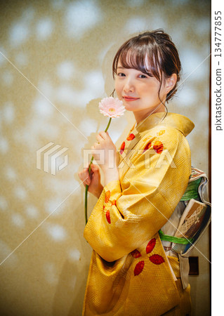 和服的一位年輕女士 134777855