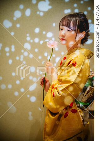 和服的一位年輕女士 134777856