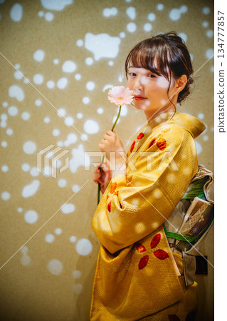 和服的一位年輕女士 和服的一位年輕女士 134777857