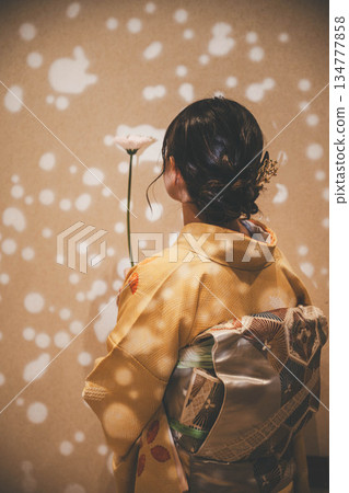 和服的一位年輕女士 134777858