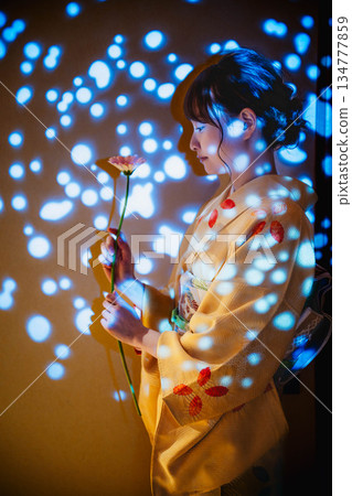 和服的一位年輕女士 134777859