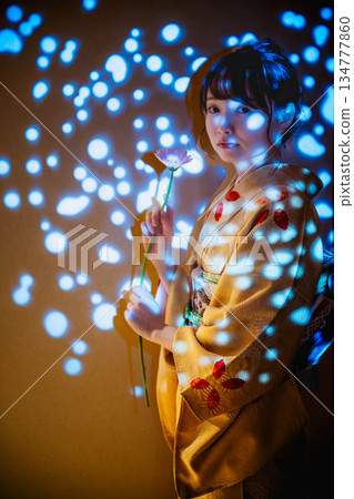 和服的一位年輕女士 134777860