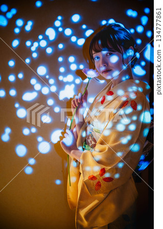 和服的一位年輕女士 和服的一位年輕女士 134777861
