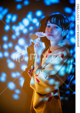 和服的一位年輕女士 134777862