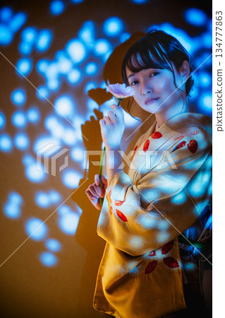 和服的一位年輕女士 和服的一位年輕女士 134777863