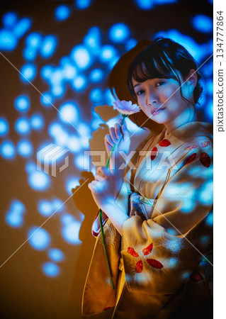 和服的一位年輕女士 和服的一位年輕女士 134777864