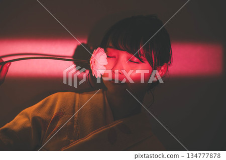 和服的一位年輕女士 134777878