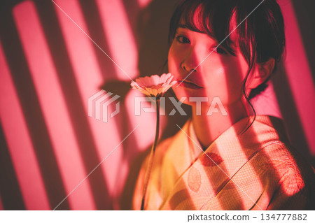 和服的一位年輕女士 134777882