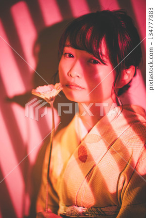 和服的一位年輕女士 134777883