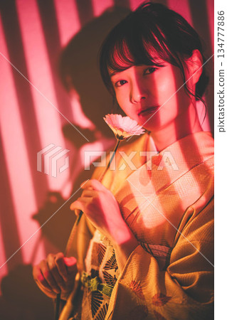 和服的一位年輕女士 134777886