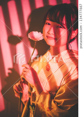 和服的一位年輕女士 和服的一位年輕女士 134777887
