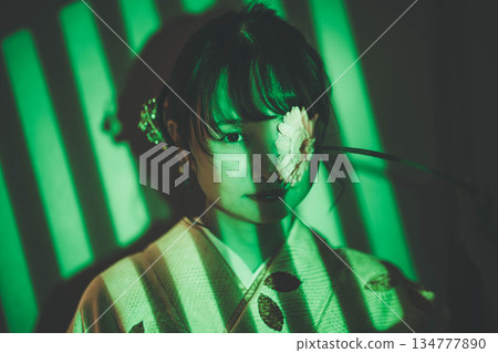 和服的一位年輕女士 134777890