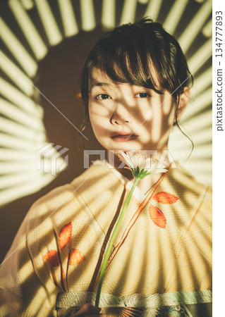 和服的一位年輕女士 134777893