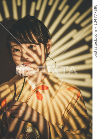 和服的一位年輕女士 134777896