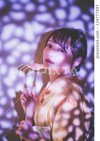 和服的一位年輕女士 134777897