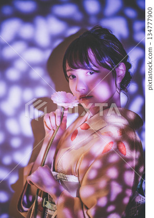 和服的一位年輕女士 134777900