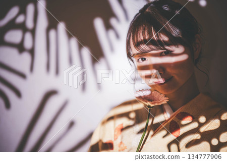 和服的一位年輕女士 和服的一位年輕女士 134777906