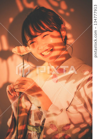 和服的一位年輕女士 134777913
