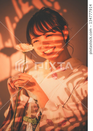 和服的一位年輕女士 和服的一位年輕女士 134777914