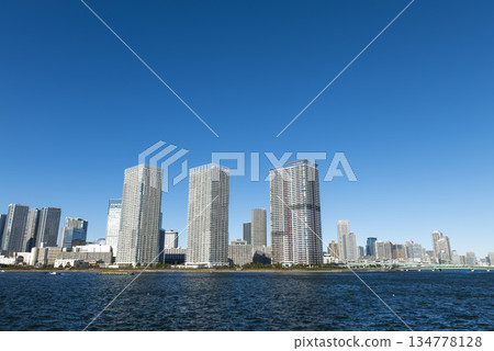 從東京江東區豐洲的豐洲，透過晴海運河看到的冬日藍天和晴海河景。 134778128