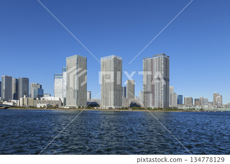 從東京江東區豐洲的豐洲，透過晴海運河看到的冬日藍天和晴海河景。 134778129