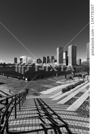 從東京江東區豐洲的豐洲，透過晴海運河看到的冬日藍天和晴海河景。 134778167