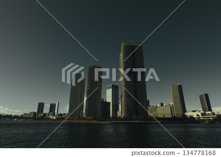 從東京江東區豐洲的豐洲，透過晴海運河看到的冬日藍天和晴海河景。 134778168