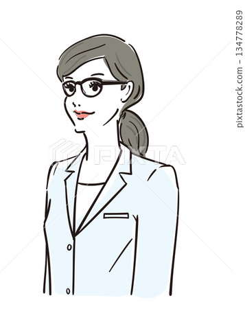 一位頭髮紮起來、戴眼鏡、身穿白大褂的女士 134778289