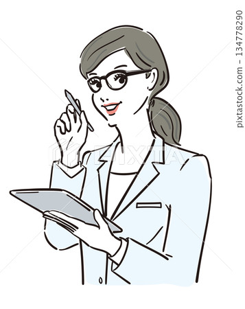 一位頭髮紮起來、戴眼鏡、身穿白大褂的女士 一位頭髮紮起來、戴眼鏡、身穿白大褂的女士 134778290