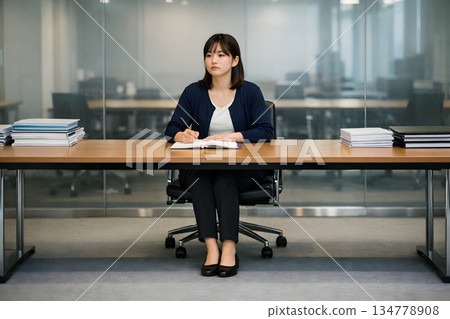 一位年輕的女領導在會議中做筆記 134778908