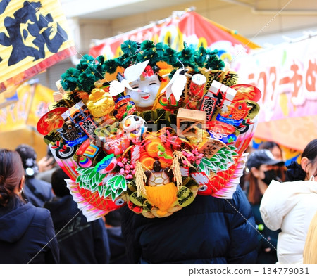 埼玉縣河口市鳩穀神社岡龜市場：一名男子手持耙子 134779031