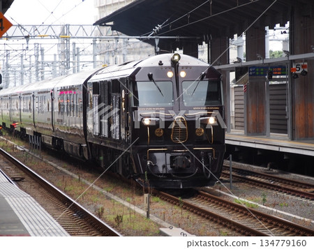 九州七星號遊輪駛入JR熊本站 134779160