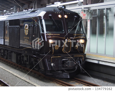 Cruise train "Seven Stars in Kyushu" entering JR Kumamoto Station 134779162