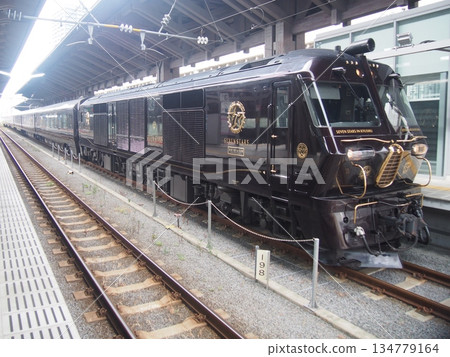 Cruise train "Seven Stars in Kyushu" entering JR Kumamoto Station Cruise train "Seven Stars in Kyushu" entering JR Kumamoto Station 134779164