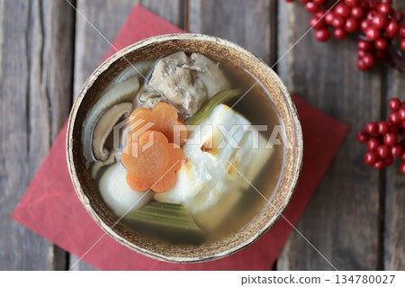 日本新年料理：烤方形年糕佐大雜燴 134780027