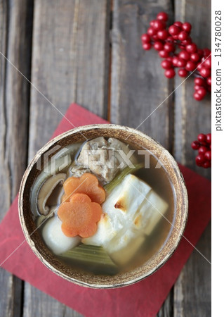 日本新年料理：烤方形年糕佐大雜燴 134780028