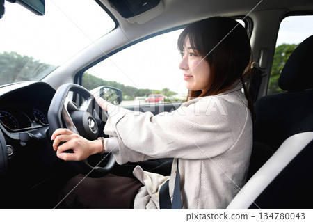 亞裔女性駕駛汽車的場景 134780043