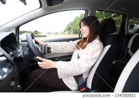 亞裔女性駕駛汽車的場景 亞裔女性駕駛汽車的場景 134780051