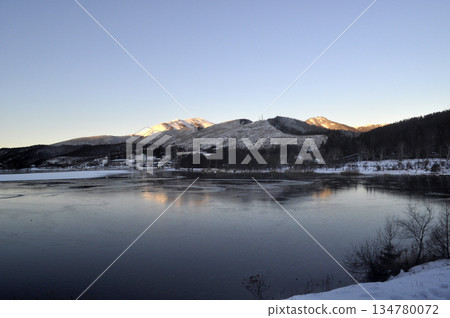 白雪皚皚的山巒中的白樺湖 134780072