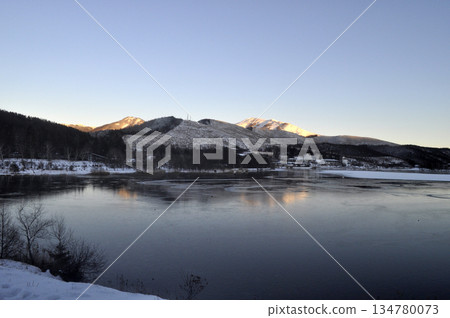 白雪皚皚的山巒中的白樺湖 134780073