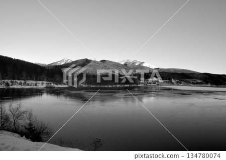 白雪皚皚的山巒中的白樺湖 134780074