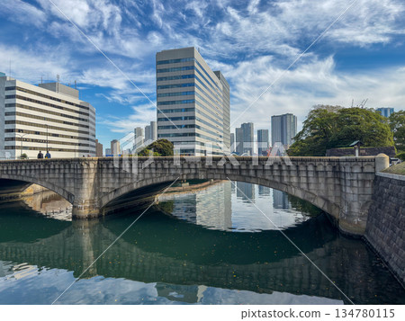 Stone arch bridge and urban buildings reflected on the canal water surface 2025.11.12 Hamarikyu, Japan Stone arch bridge and urban buildings reflected on the canal water surface 2025.11.12 Hamarikyu, Japan 134780115