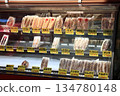 三明治店裡，玻璃櫃裡擺放著一排三明治。 134780148
